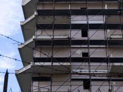 Anche questo si mostra in ottime condizioni strutturali: delle migliaia di pannelli di granito del rivestimento soltanto uno sembra essersi staccato